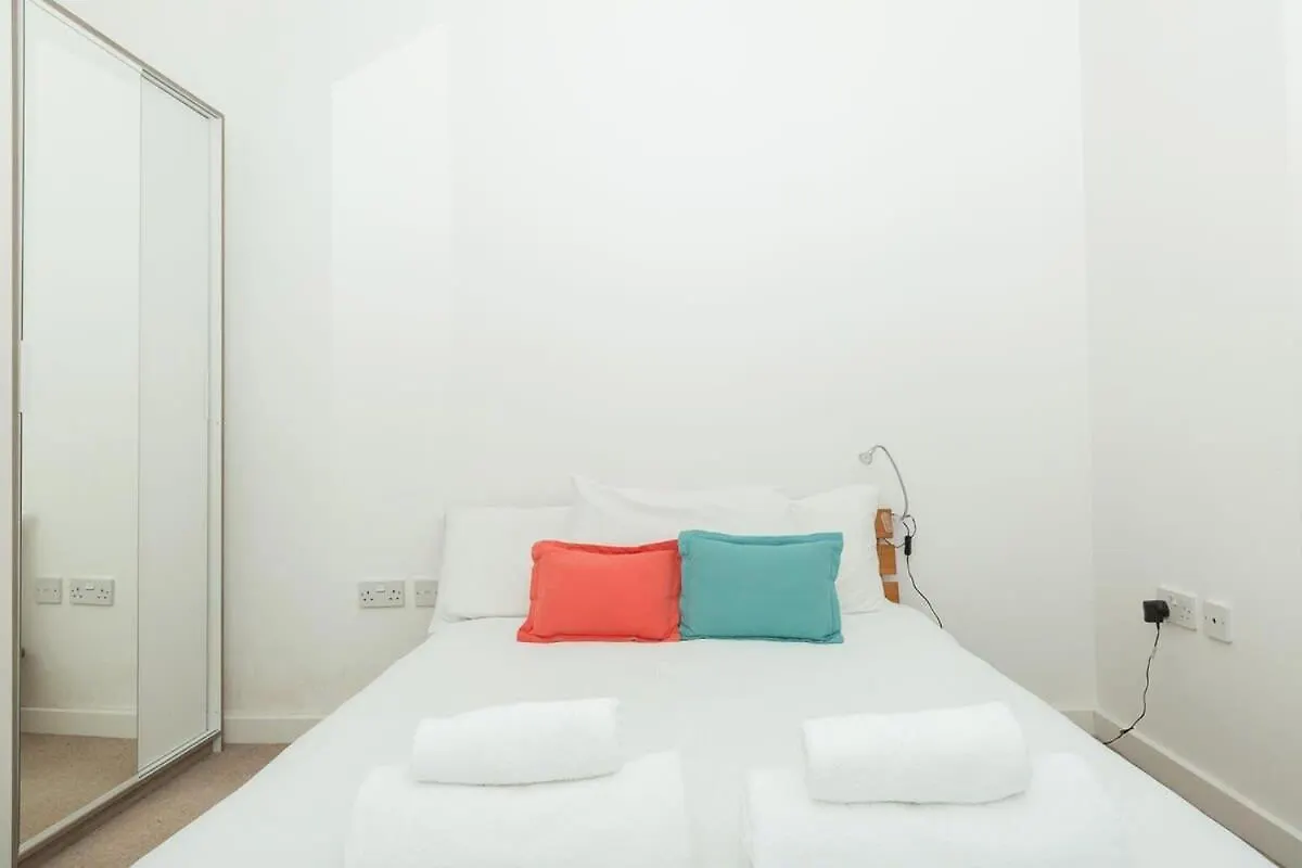 2 Bedroom East London Apartment With Lovely Views United Kingdom