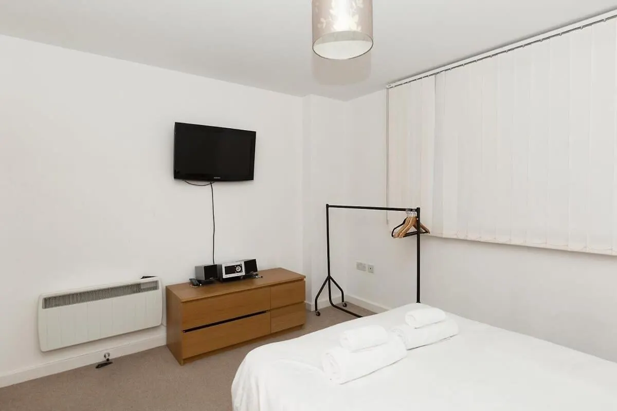 2 Bedroom East London Apartment With Lovely Views