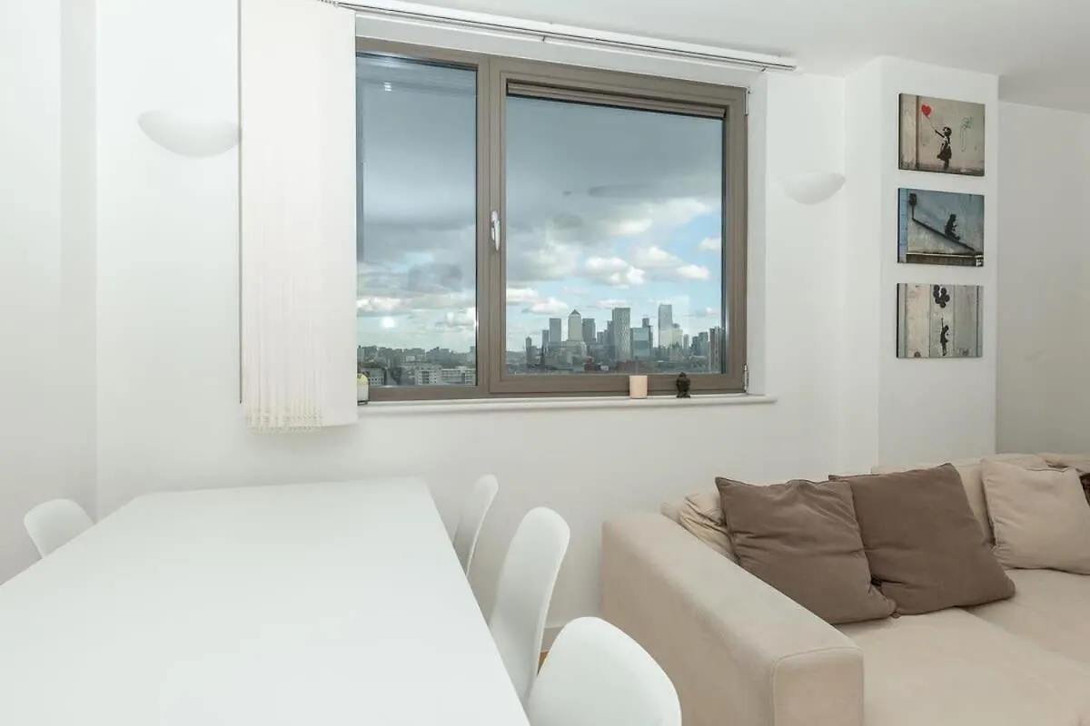 2 Bedroom East London Apartment With Lovely Views
