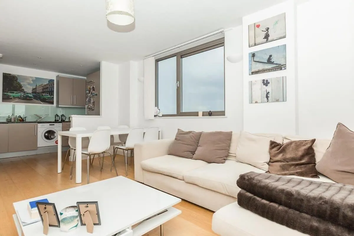 2 Bedroom East London Apartment With Lovely Views