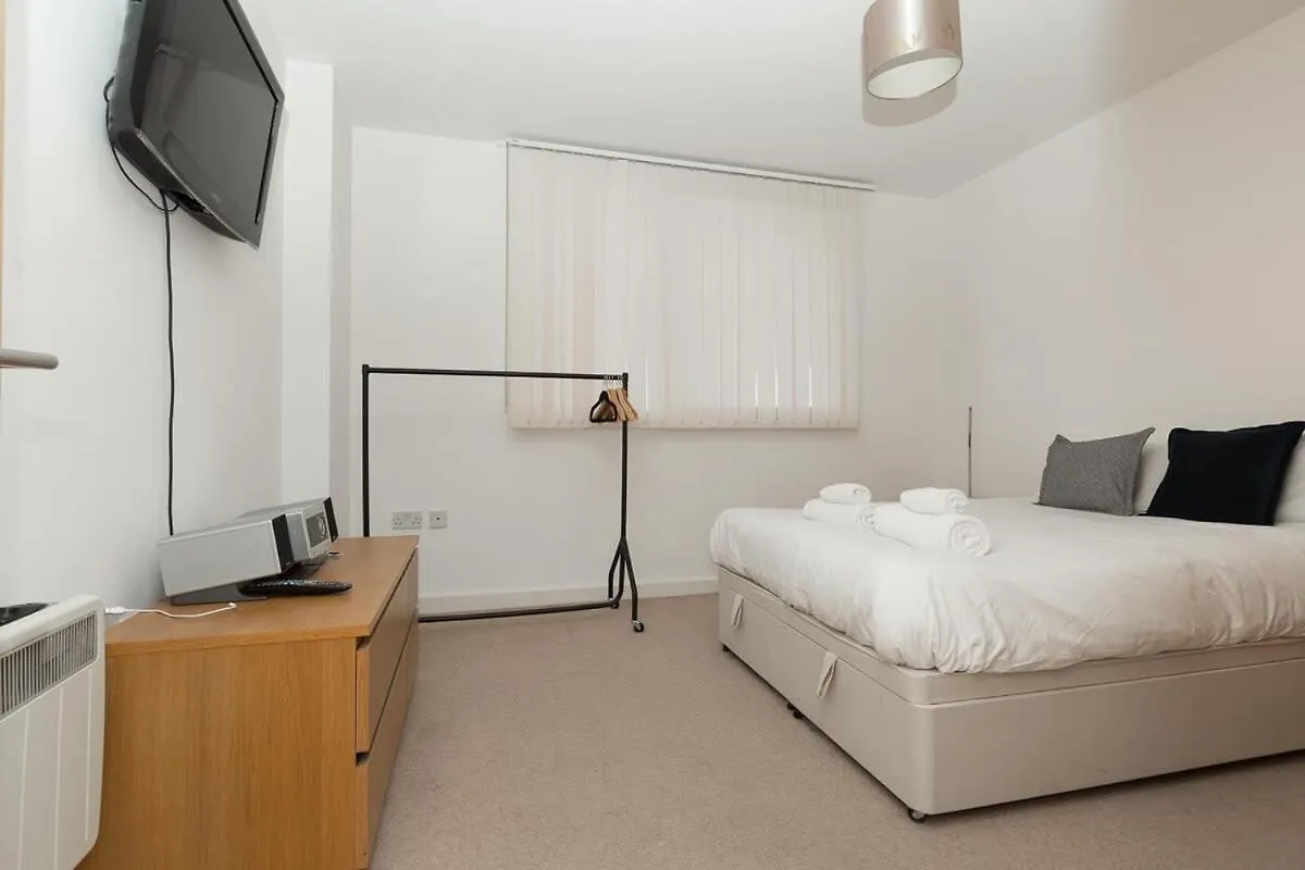 2 Bedroom East London Apartment With Lovely Views 0*,  United Kingdom