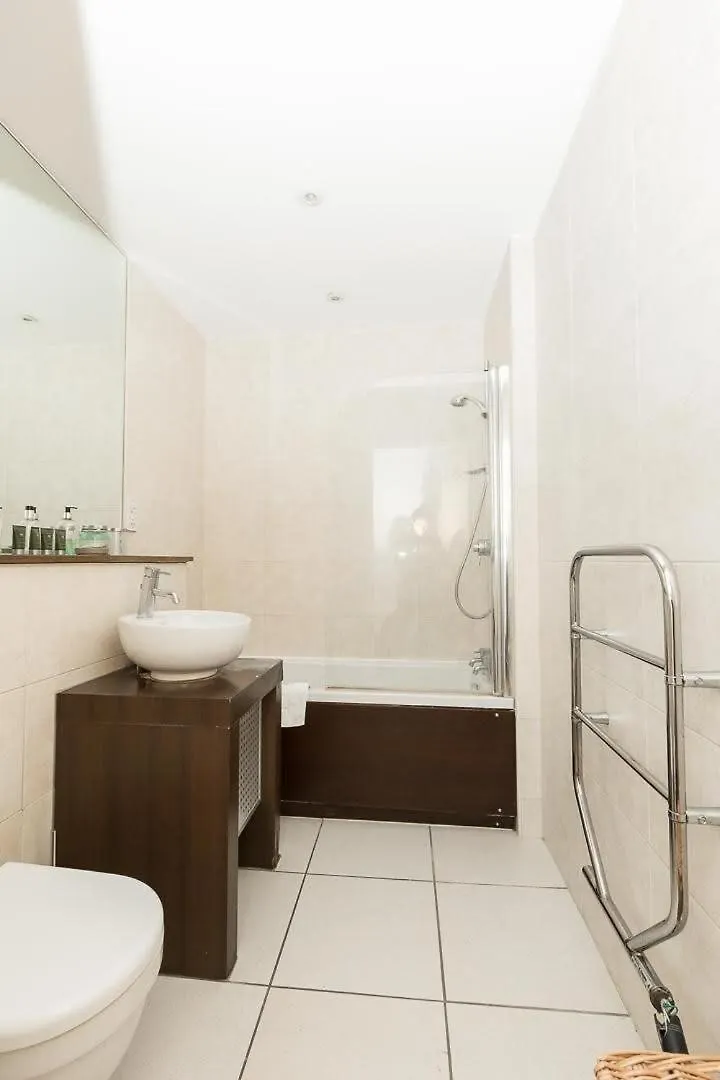 2 Bedroom East London Apartment With Lovely Views
