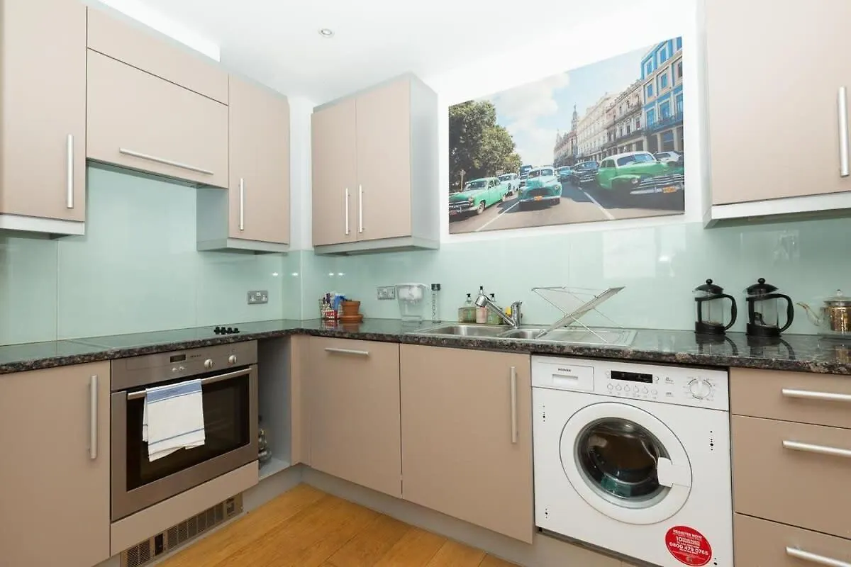 2 Bedroom East London Apartment With Lovely Views 0*,