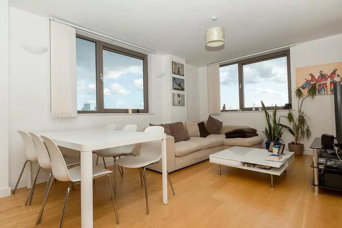 2 Bedroom East London Apartment With Lovely Views location