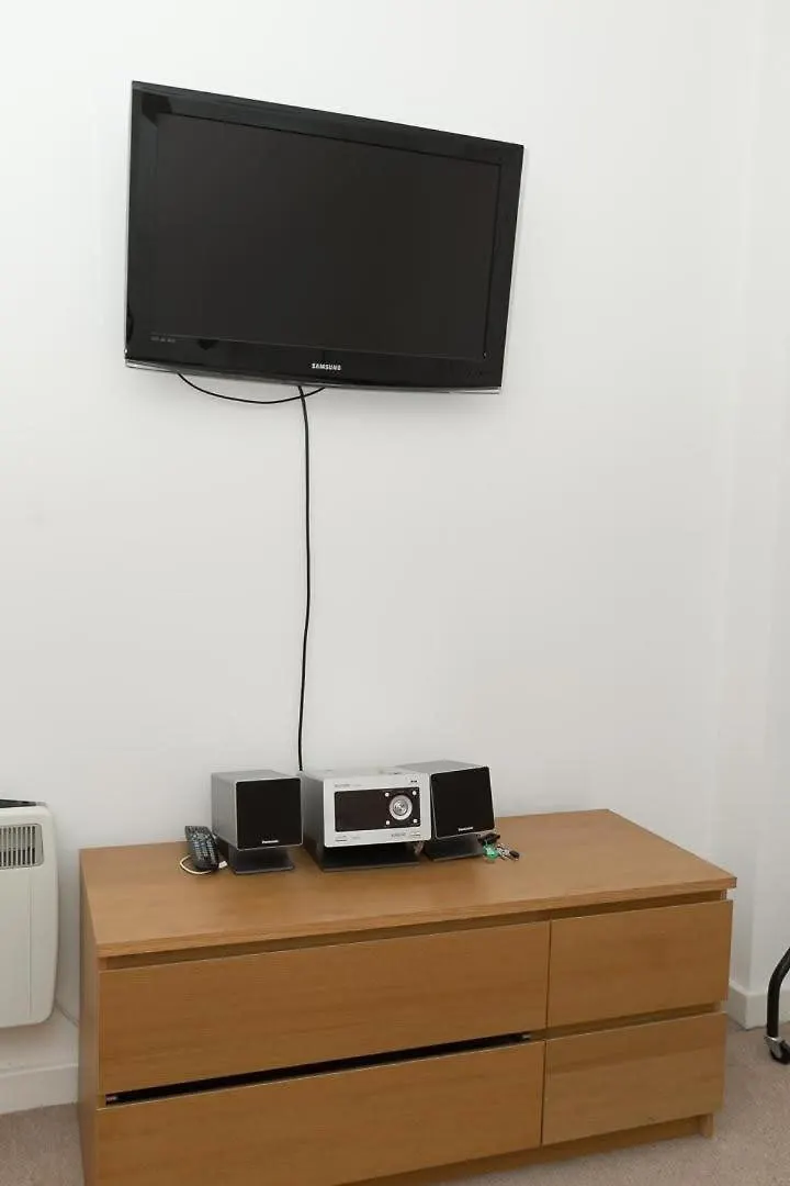 2 Bedroom East London Apartment With Lovely Views