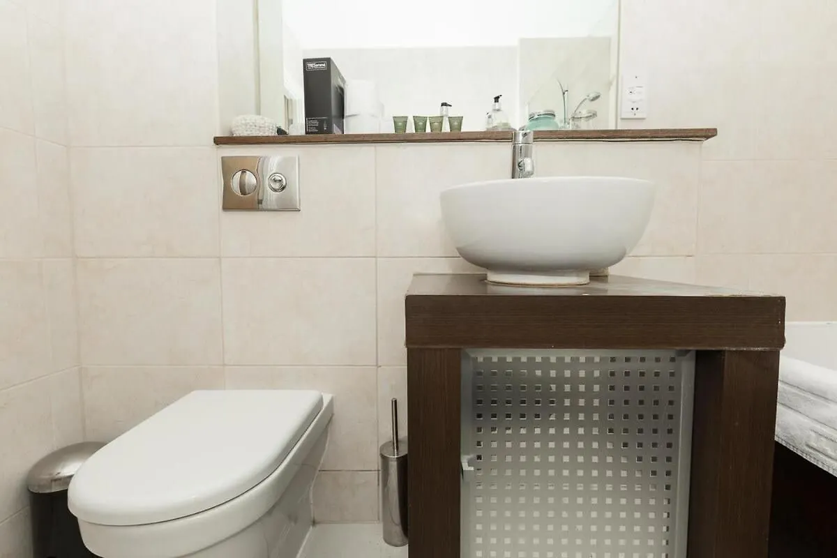 2 Bedroom East London Apartment With Lovely Views