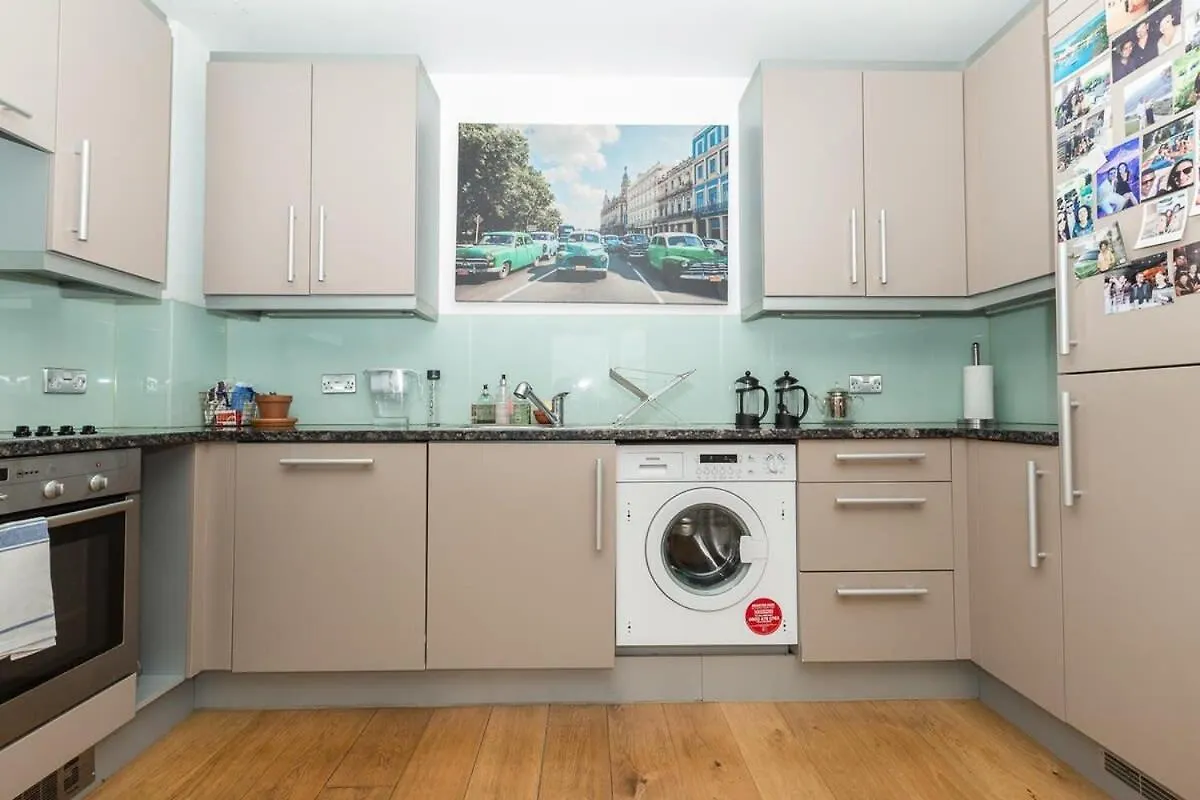 2 Bedroom East London Apartment With Lovely Views