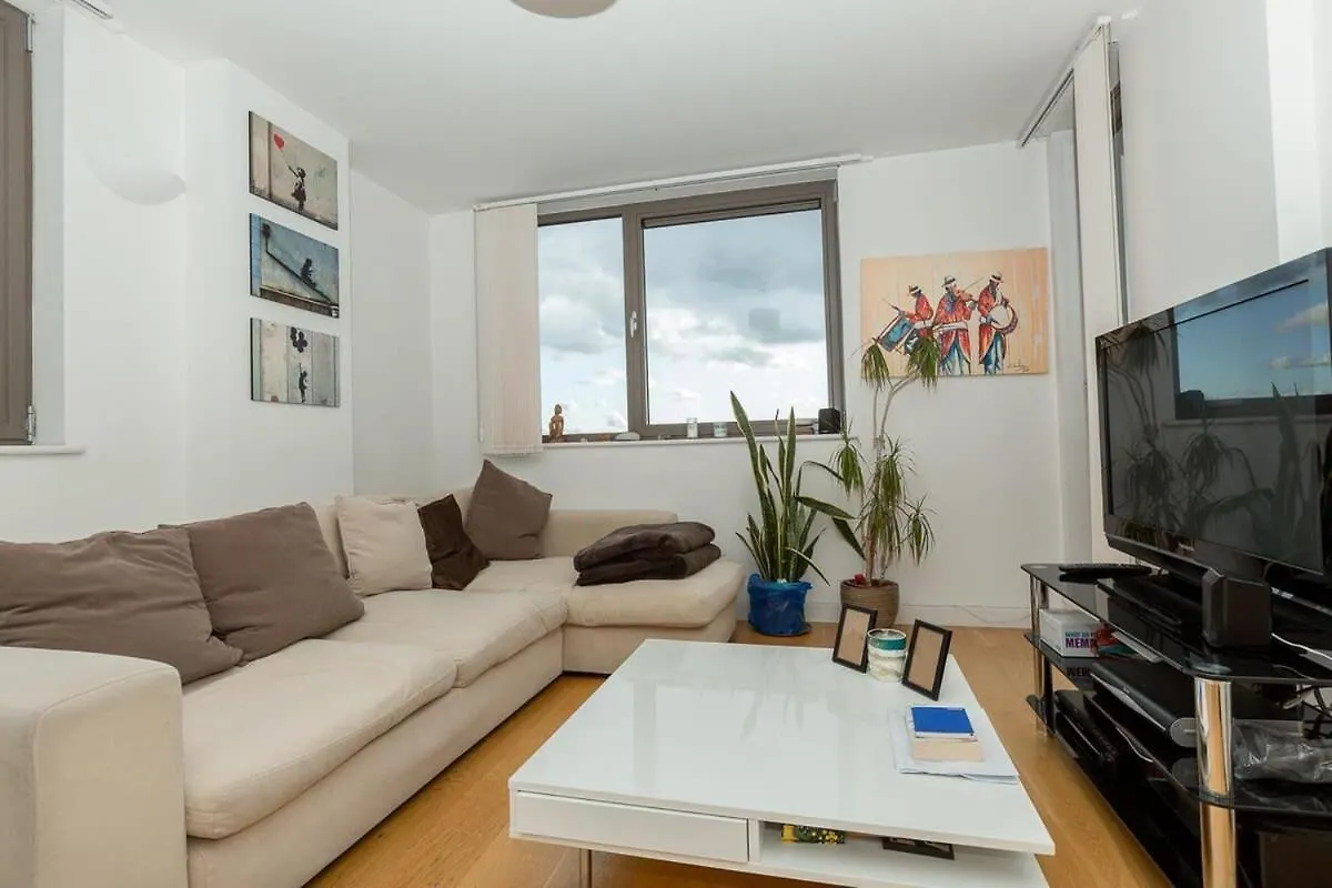 2 Bedroom East London Apartment With Lovely Views Royaume-Uni